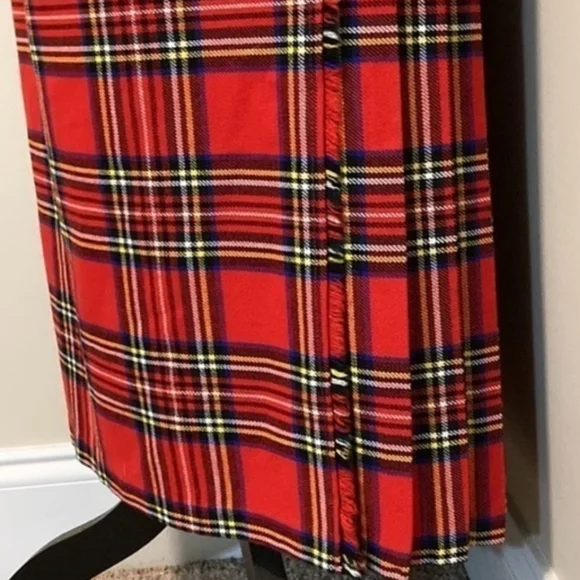 Borderglen Wool Wrap Wool Skirt Kilt in Red and Black Plaid - Picture 5 of 6